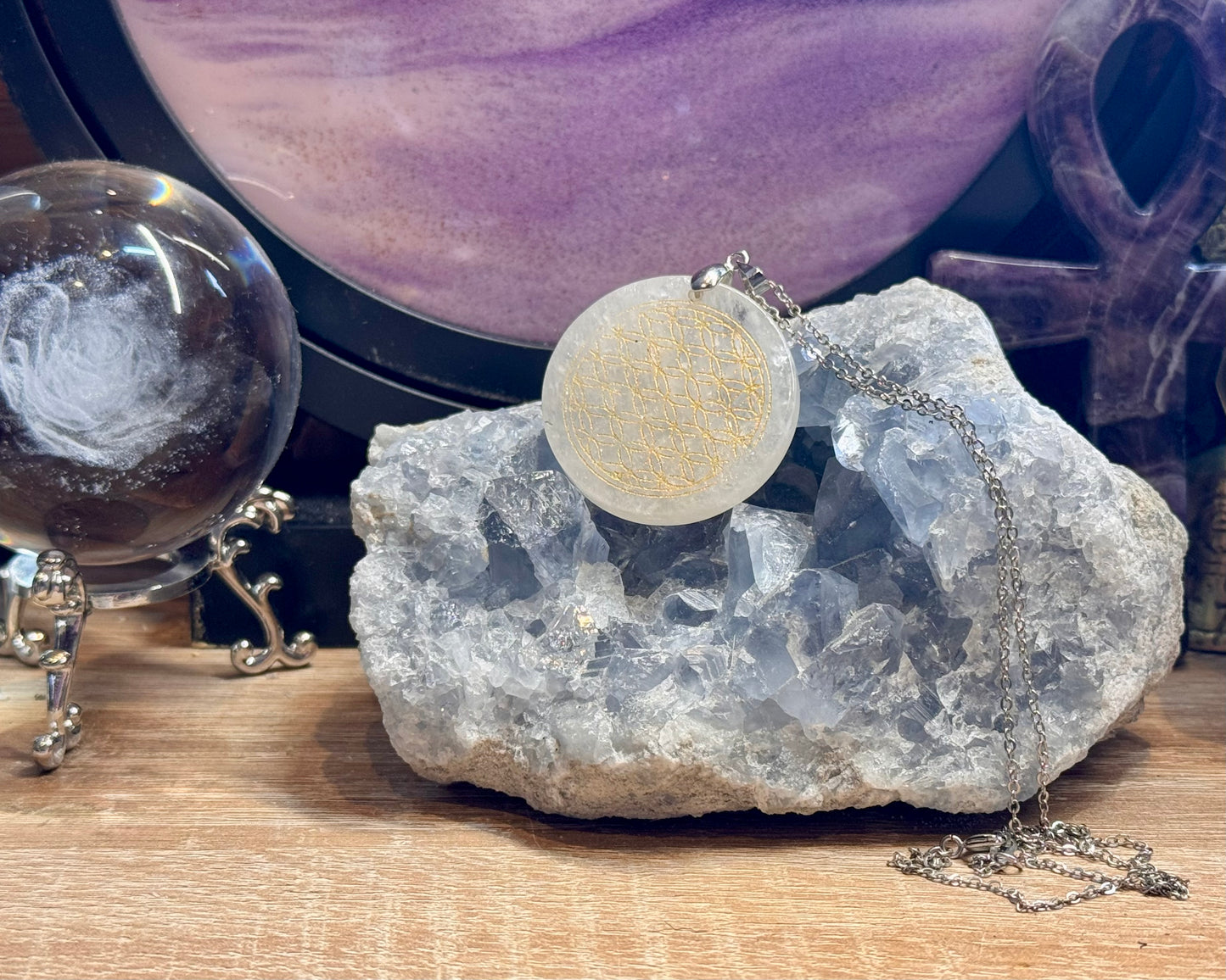 Collier pendentif cristal de roche gravé fleur de vie