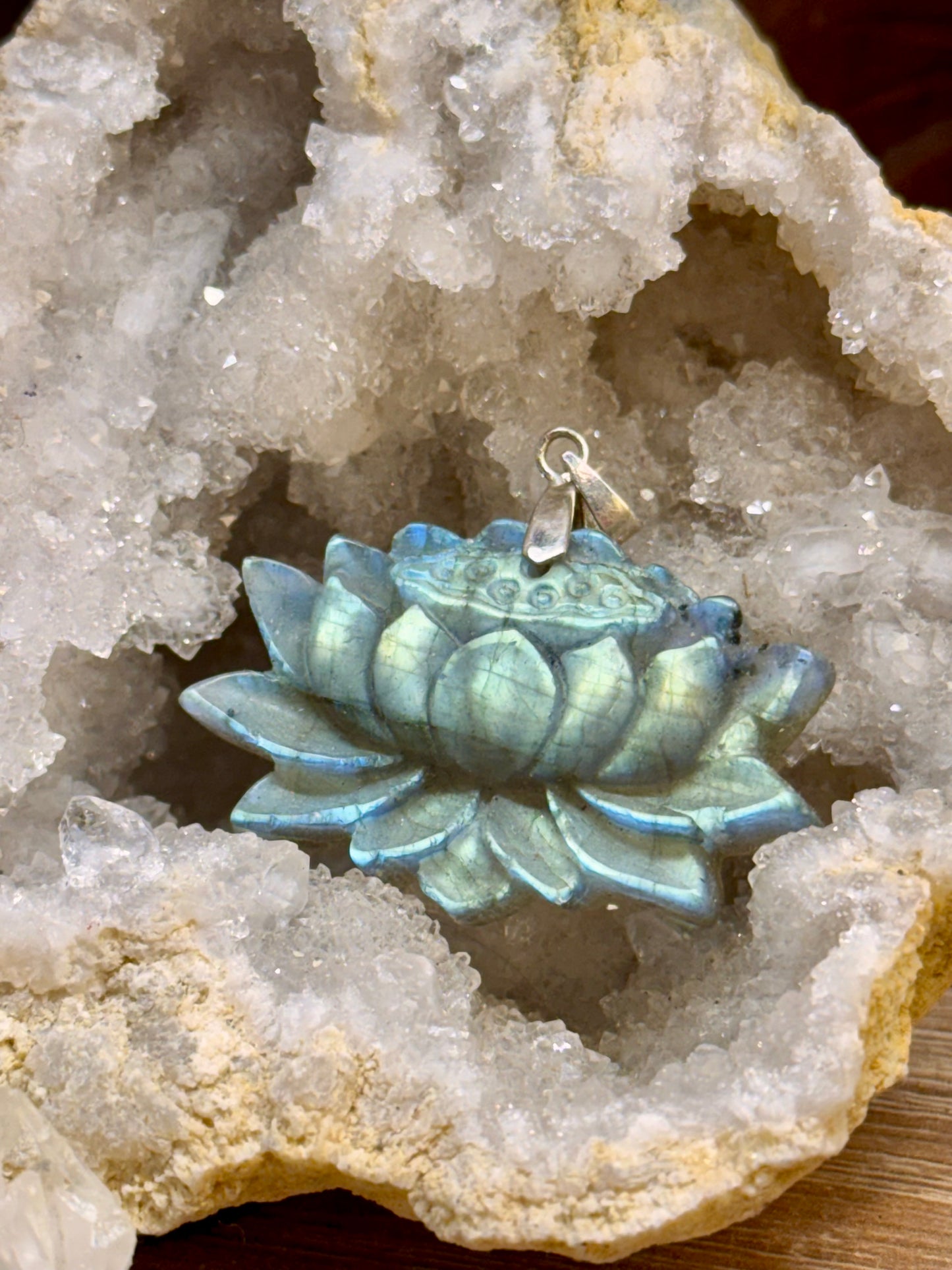 Pendentif lotus en labradorite