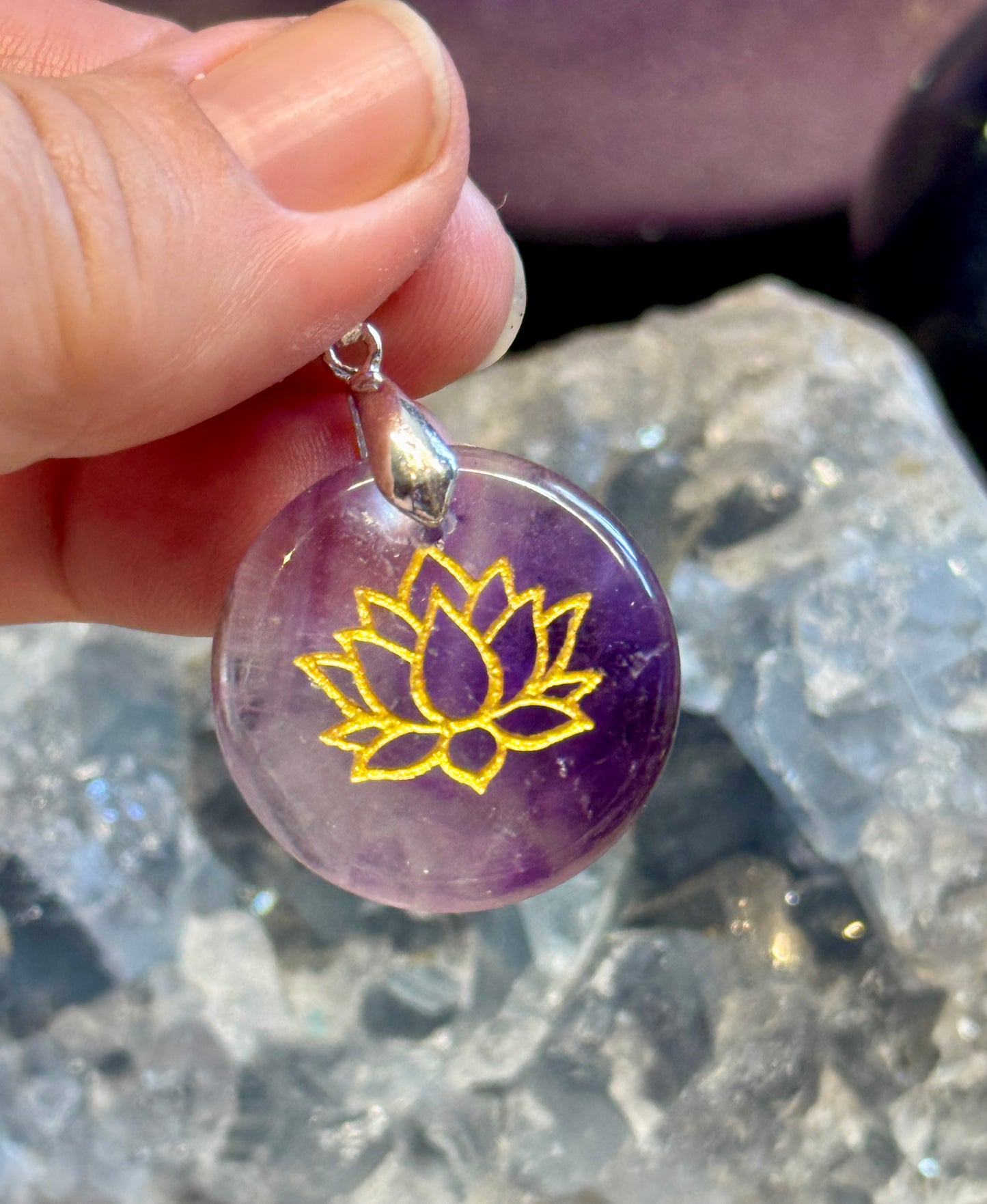 Pendentif rond en Améthyste et Lotus