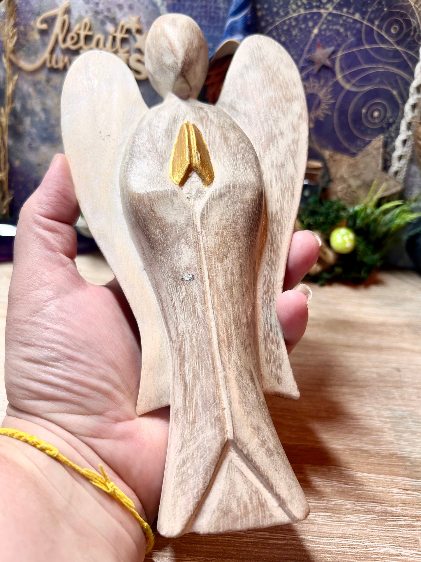 Ange en bois clair