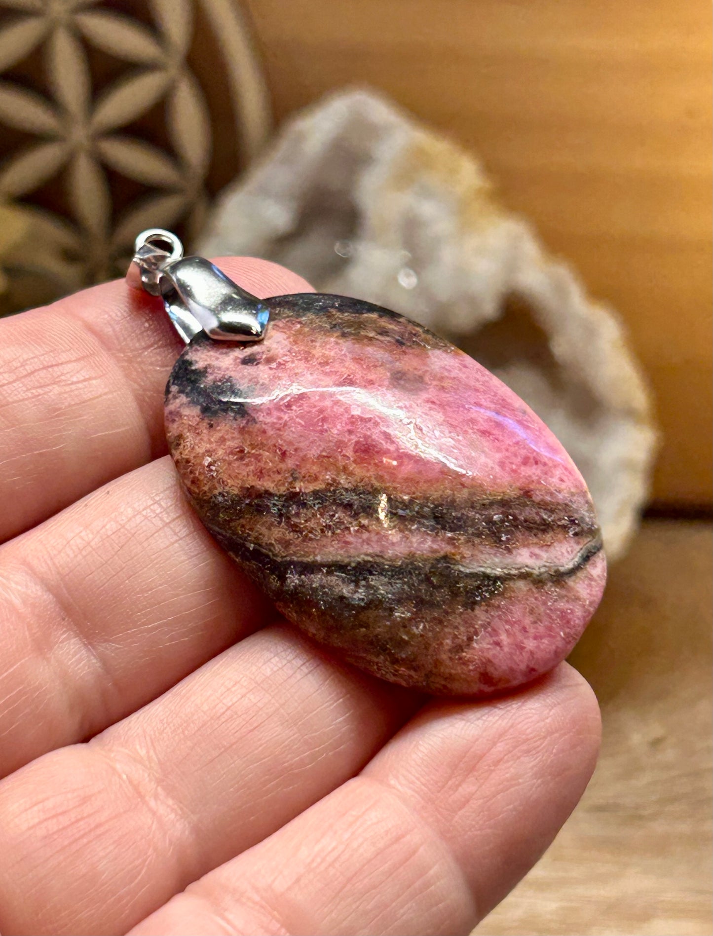 Pendentif de rhodonite veinée