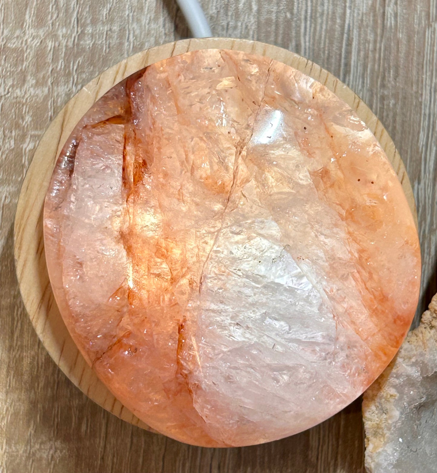 Galet de quartz hématoïde rouge