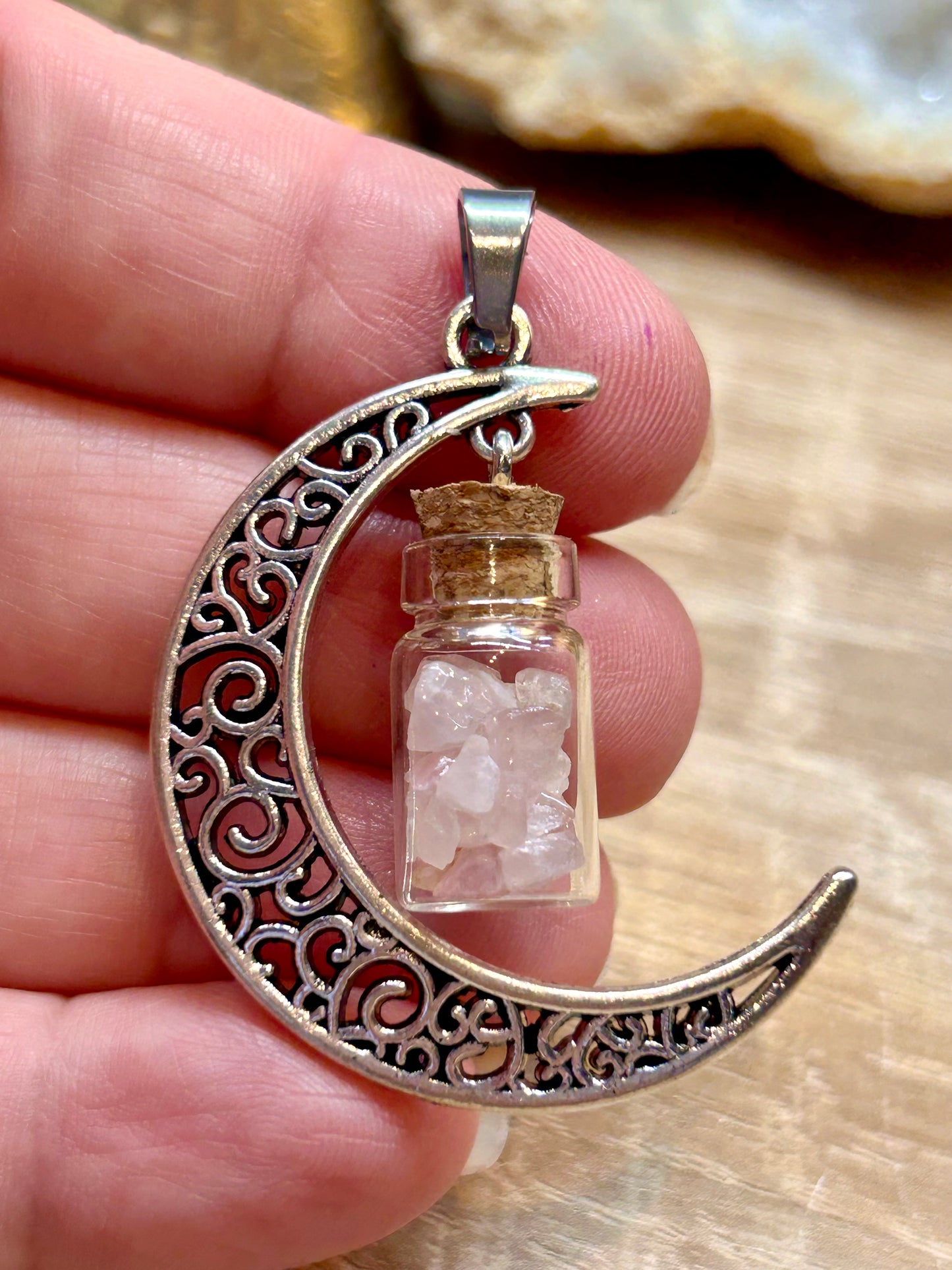 Pendentif en métal argenté et sodalite