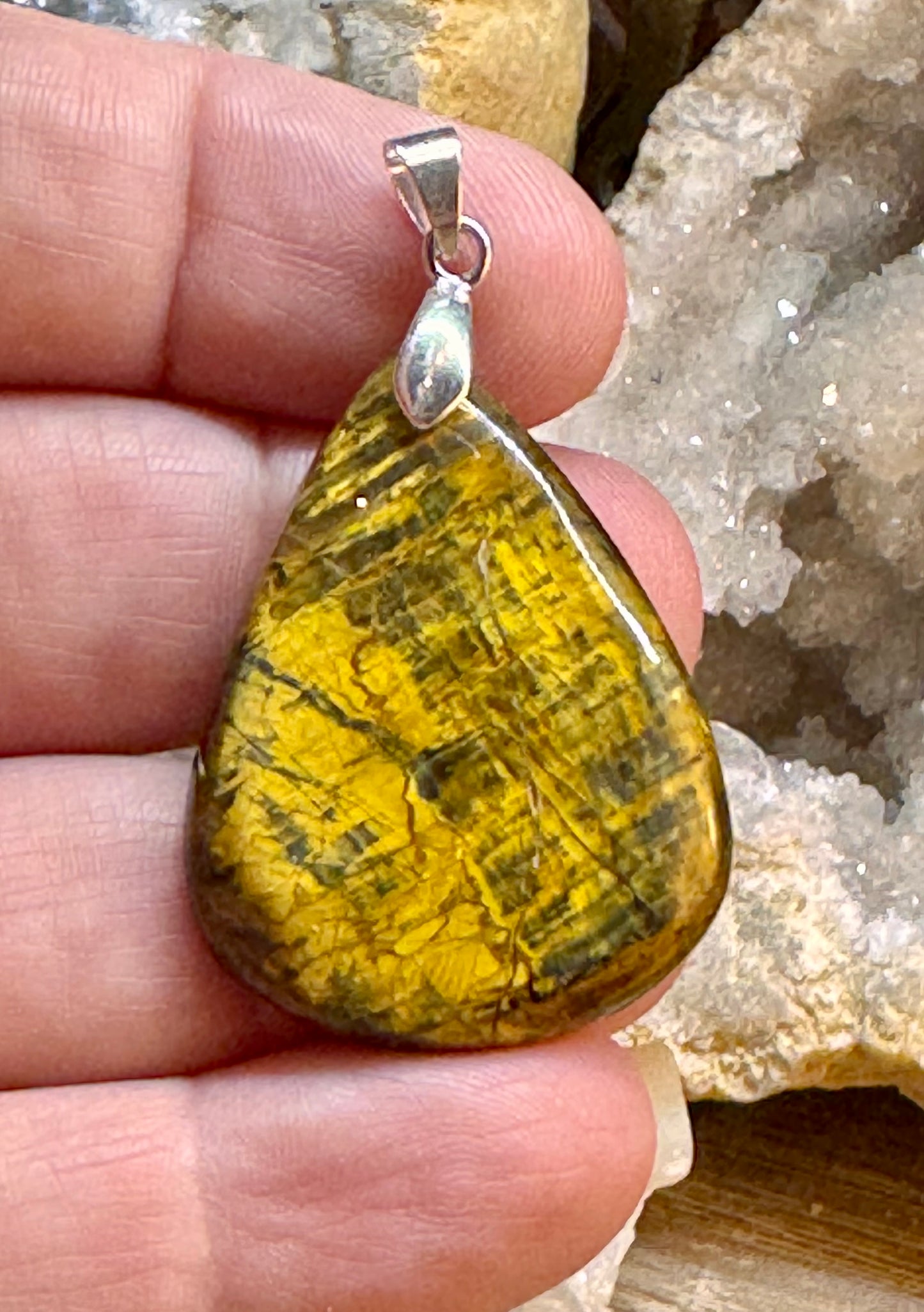 Pendentif de nellite
