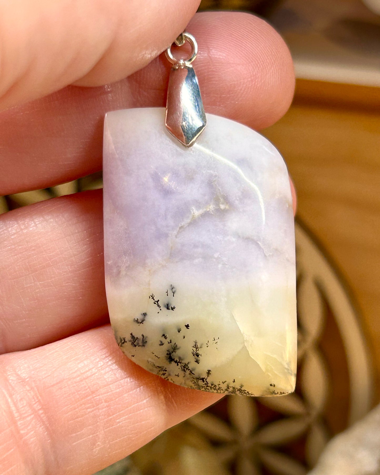 Pendentif d’opale violette