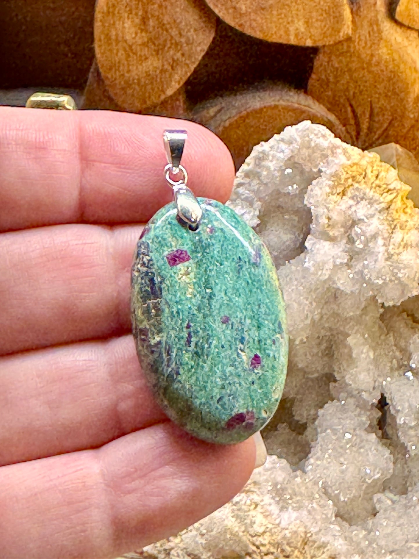 Pendentif de rubis sur fuchsite