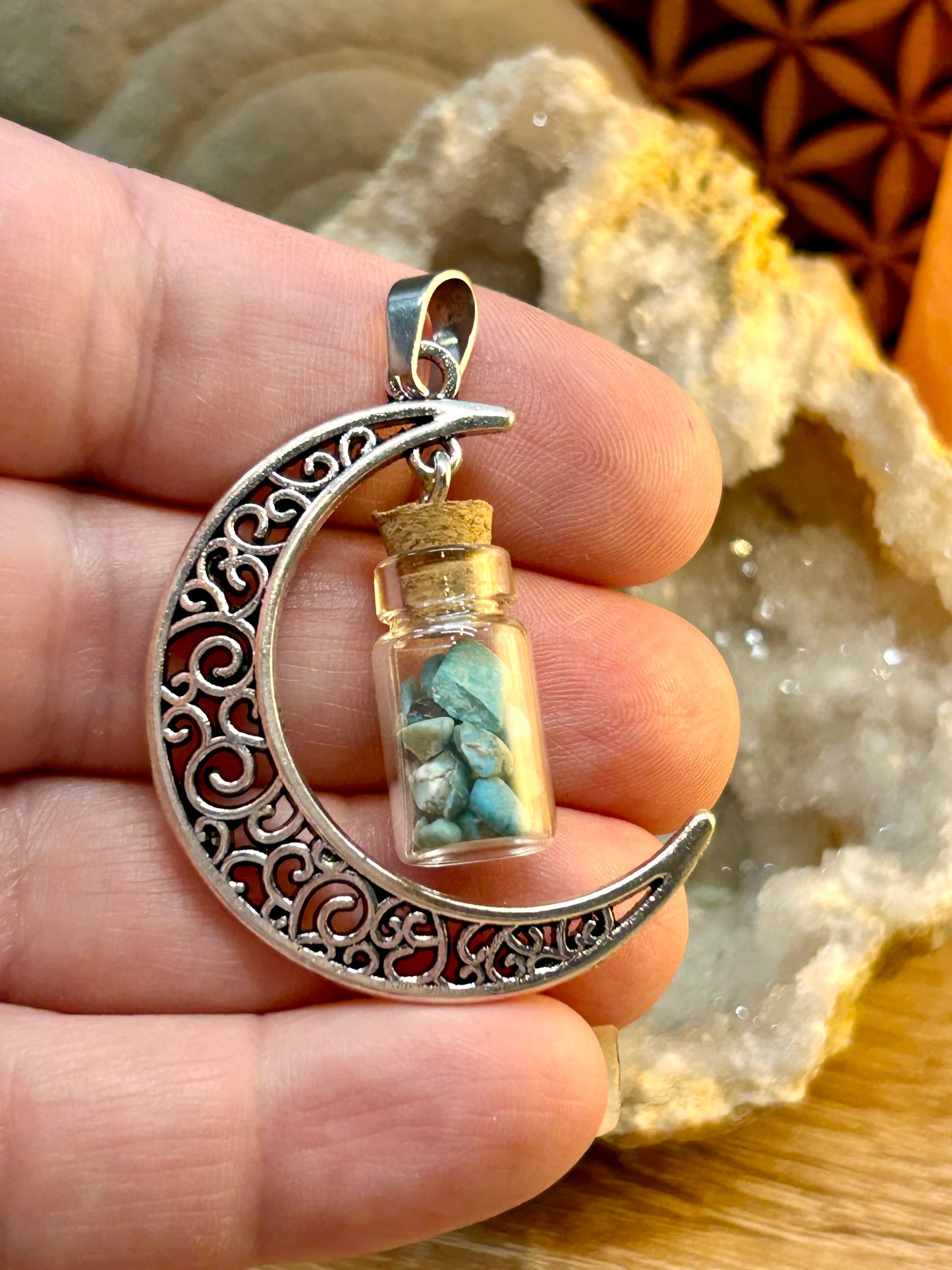 Pendentif en métal argenté et sodalite