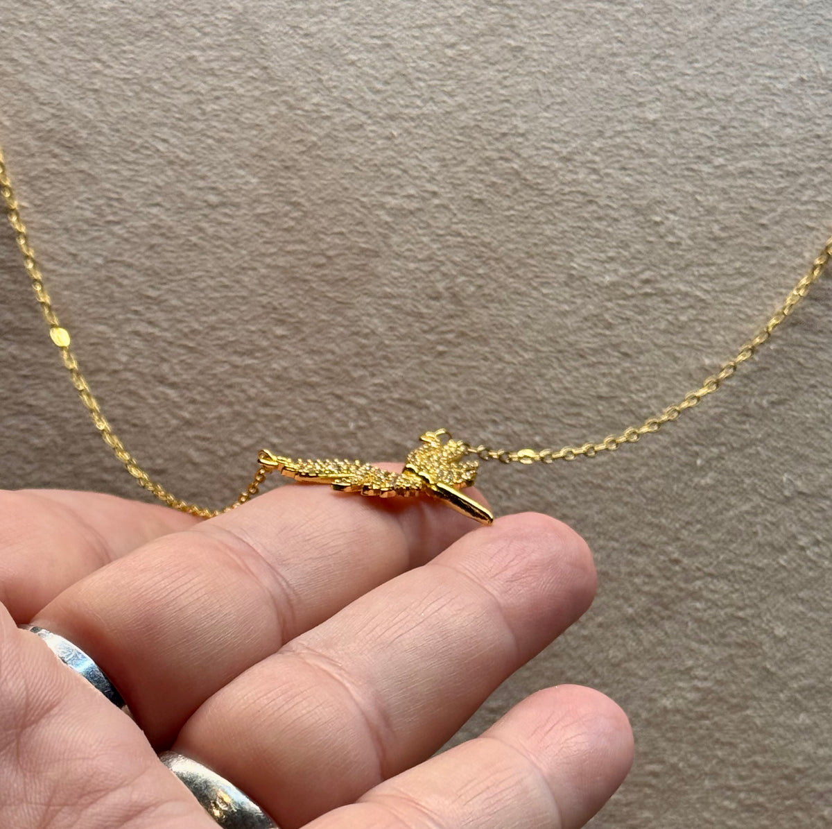 Collier doré Ange aux ailes déployées