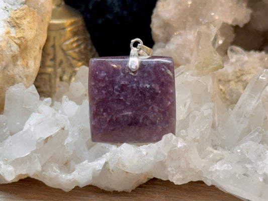 Pendentif carré de lépidolite