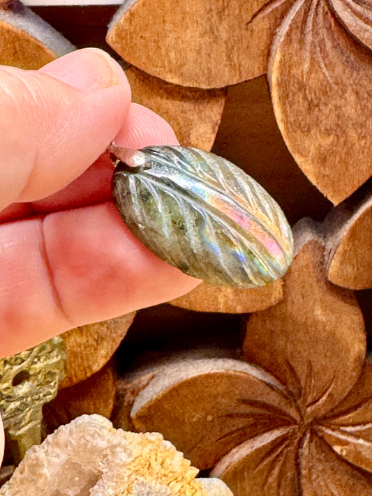 Pendentif de labradorite gravé