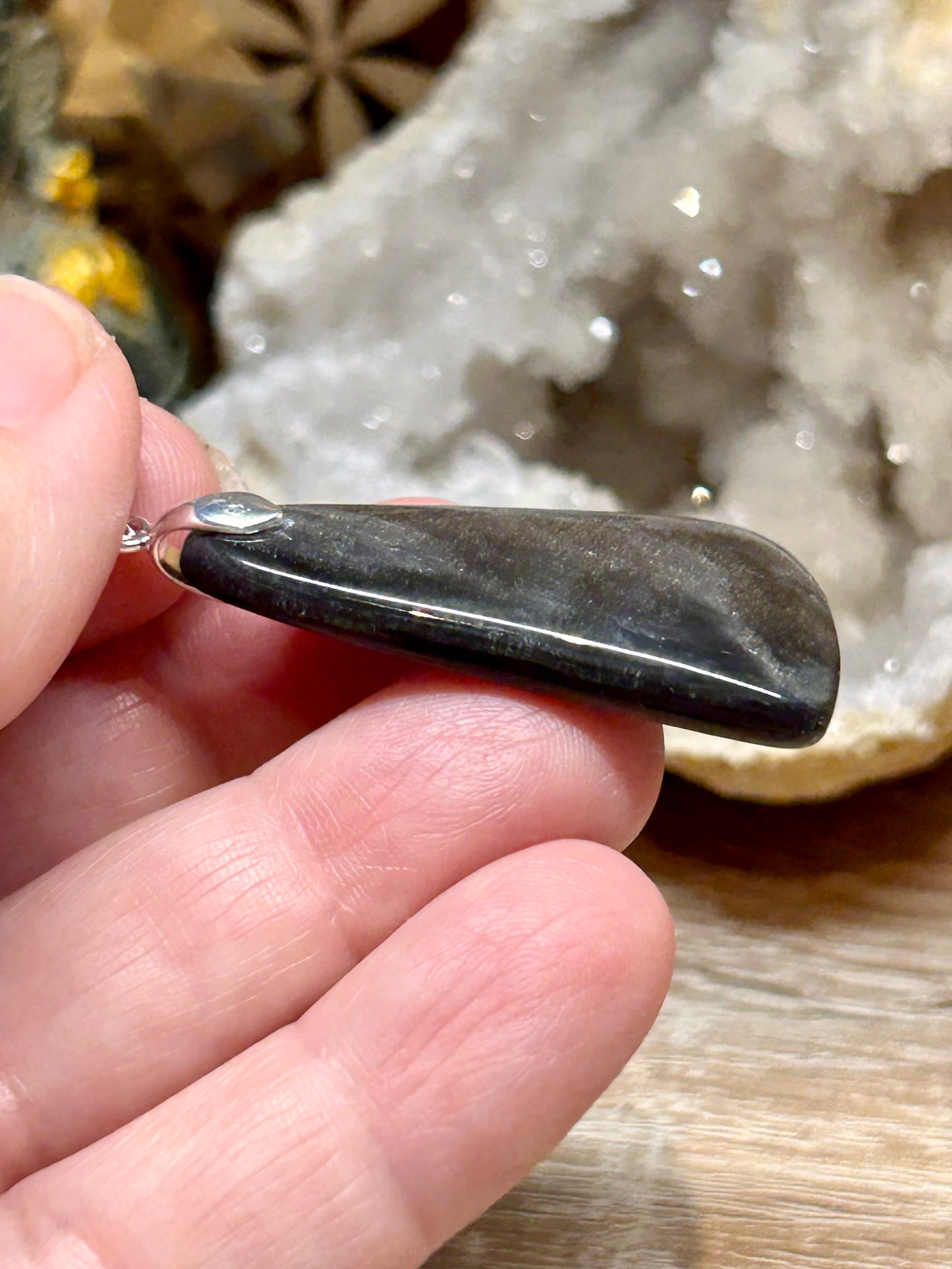 Pendentif d’obsidienne argentée