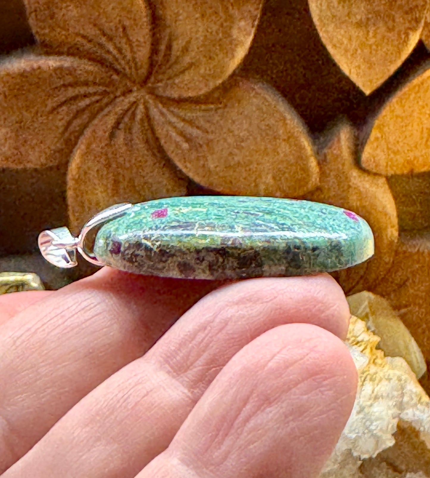Pendentif de rubis sur fuchsite