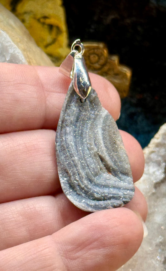 Pendentif de calcédoine drusy