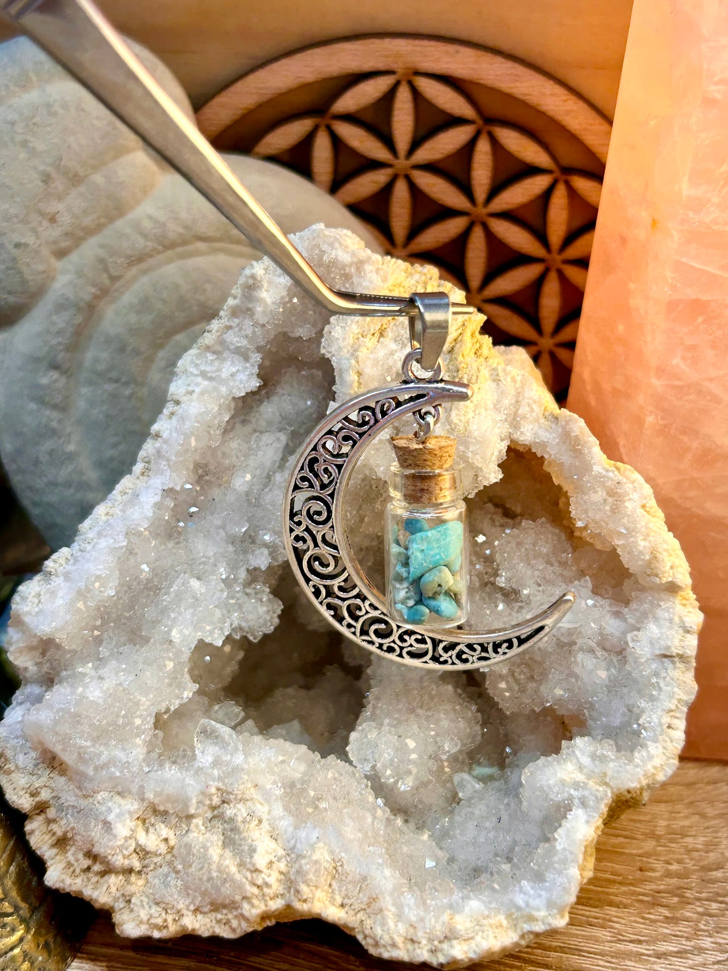 Pendentif en métal argenté et sodalite