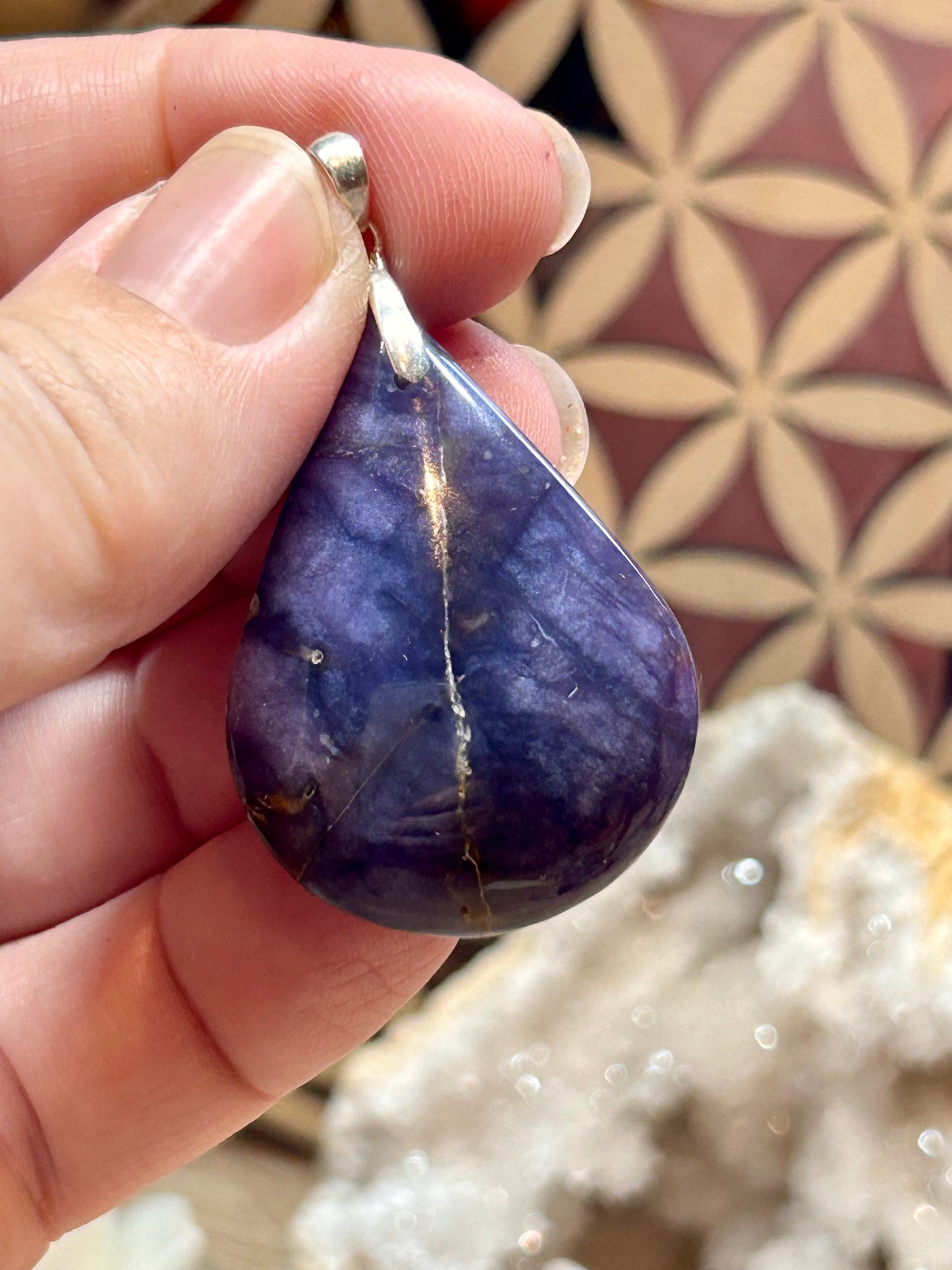 Pendentif d’opale violette