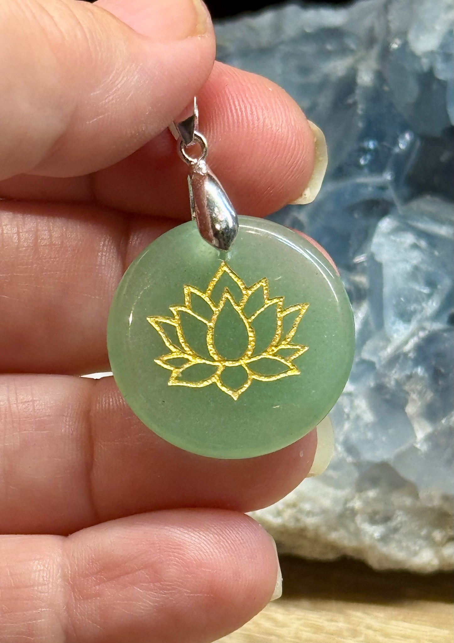 Pendentif rond en Aventurine verte et lotus