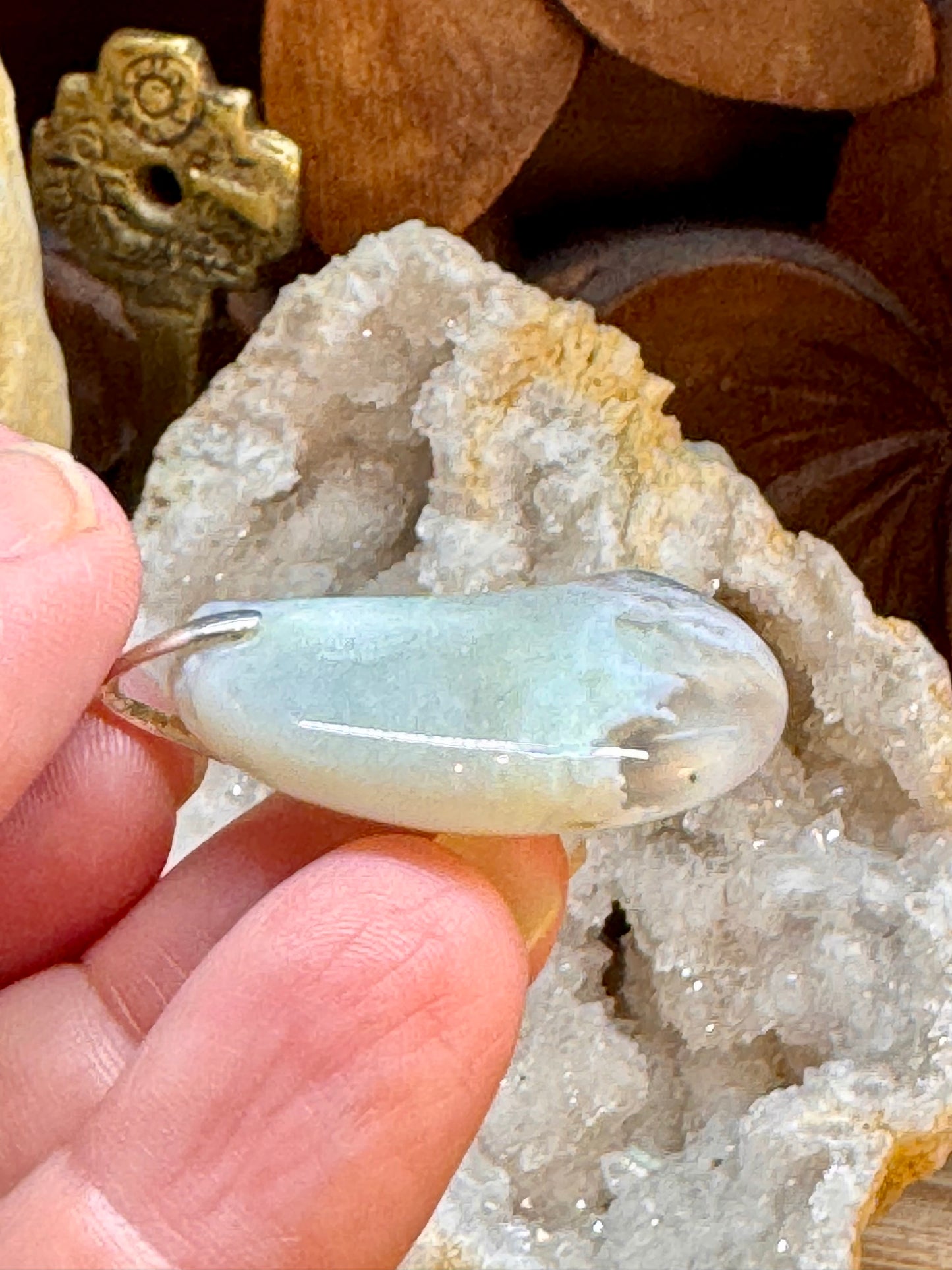 Pendentif croissant de lune en agate fleurs de cerisier