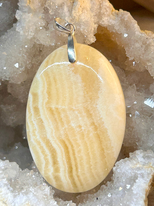 Pendentif d’aragonite jaune