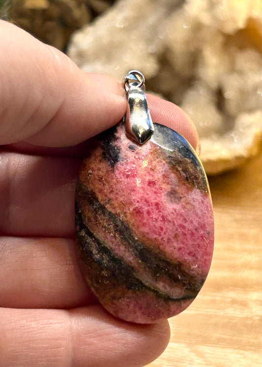 Pendentif de rhodonite veinée
