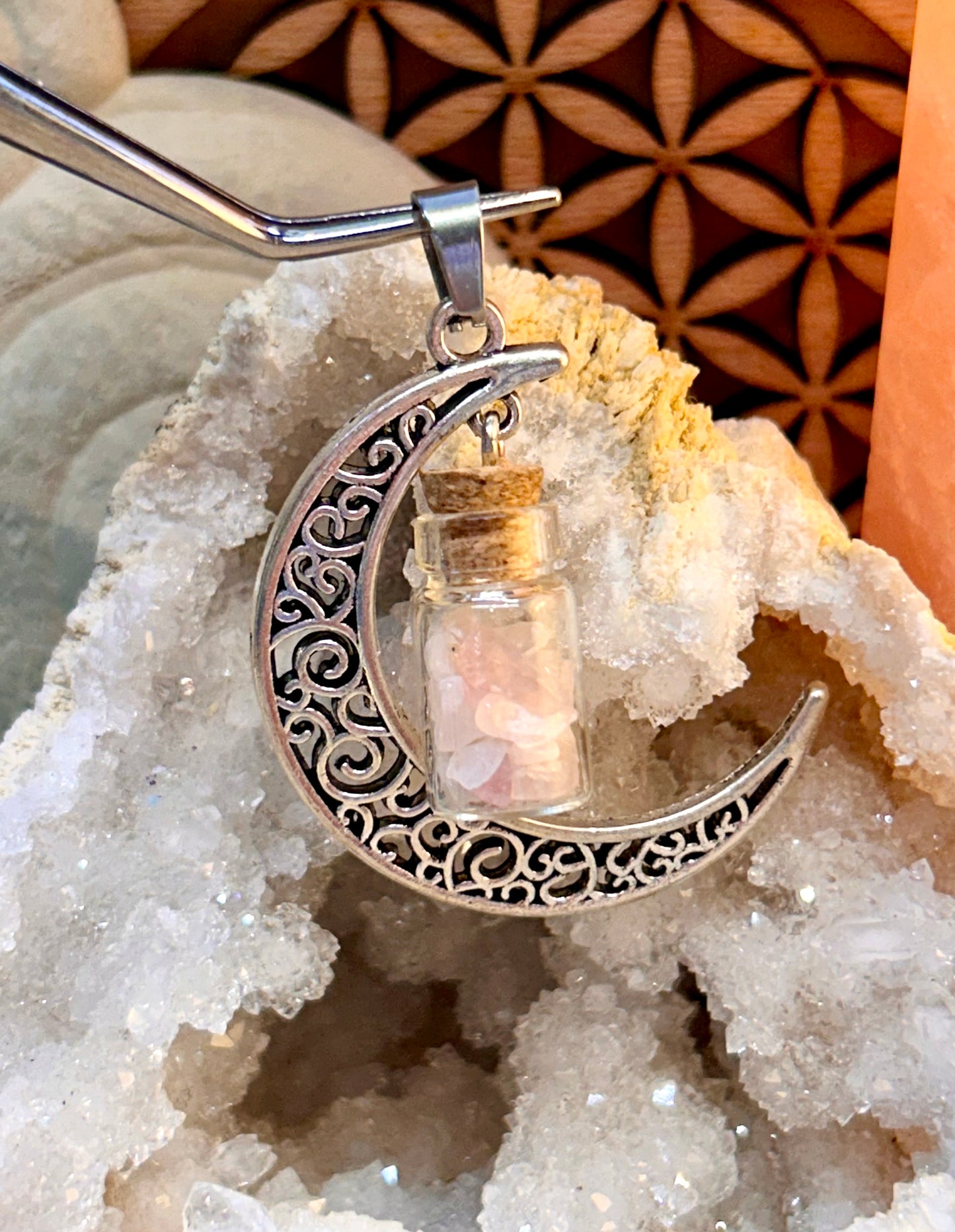 Pendentif en métal argenté et sodalite