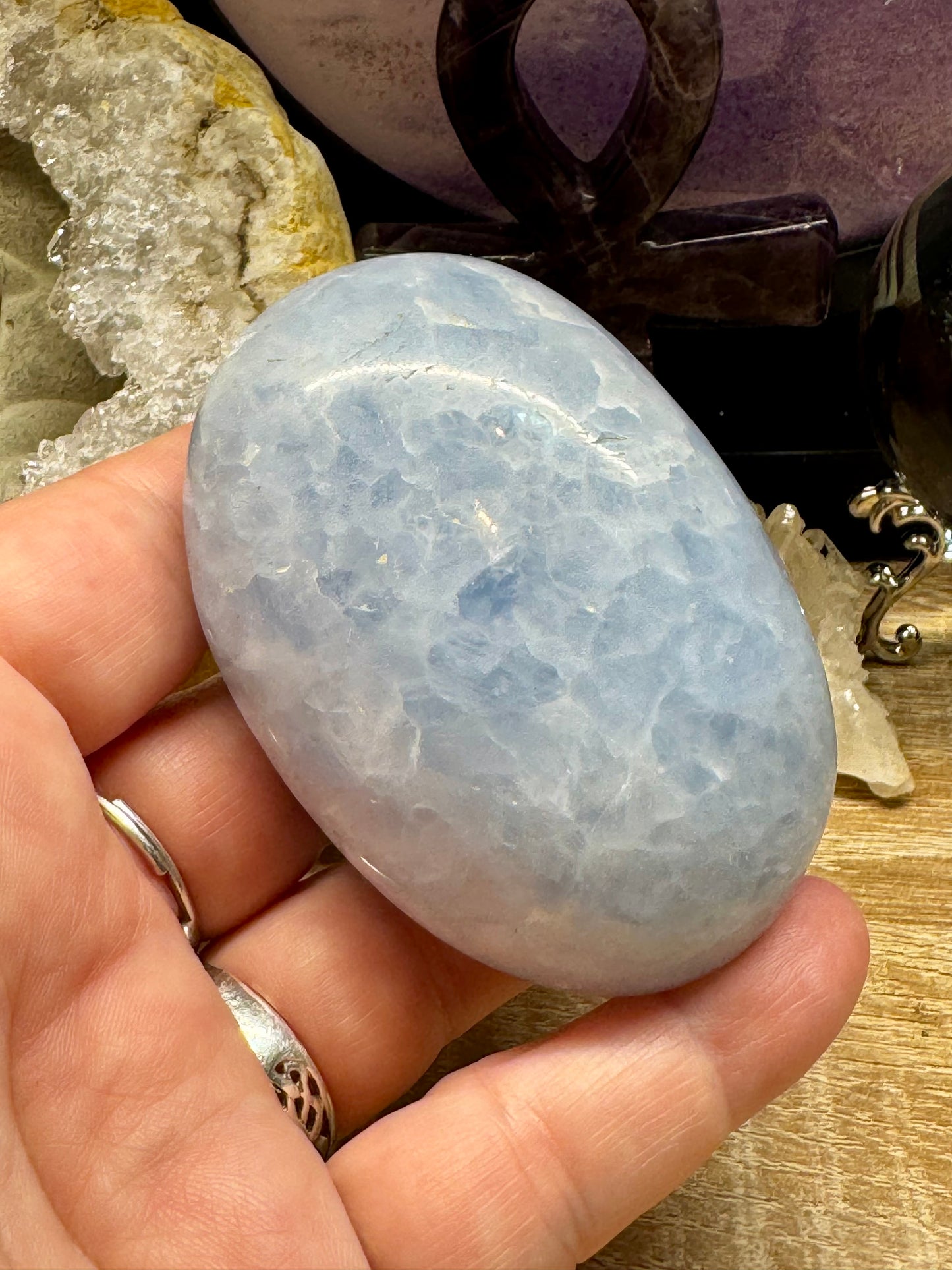 Gros galets de calcite bleue