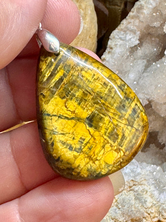 Pendentif de nellite