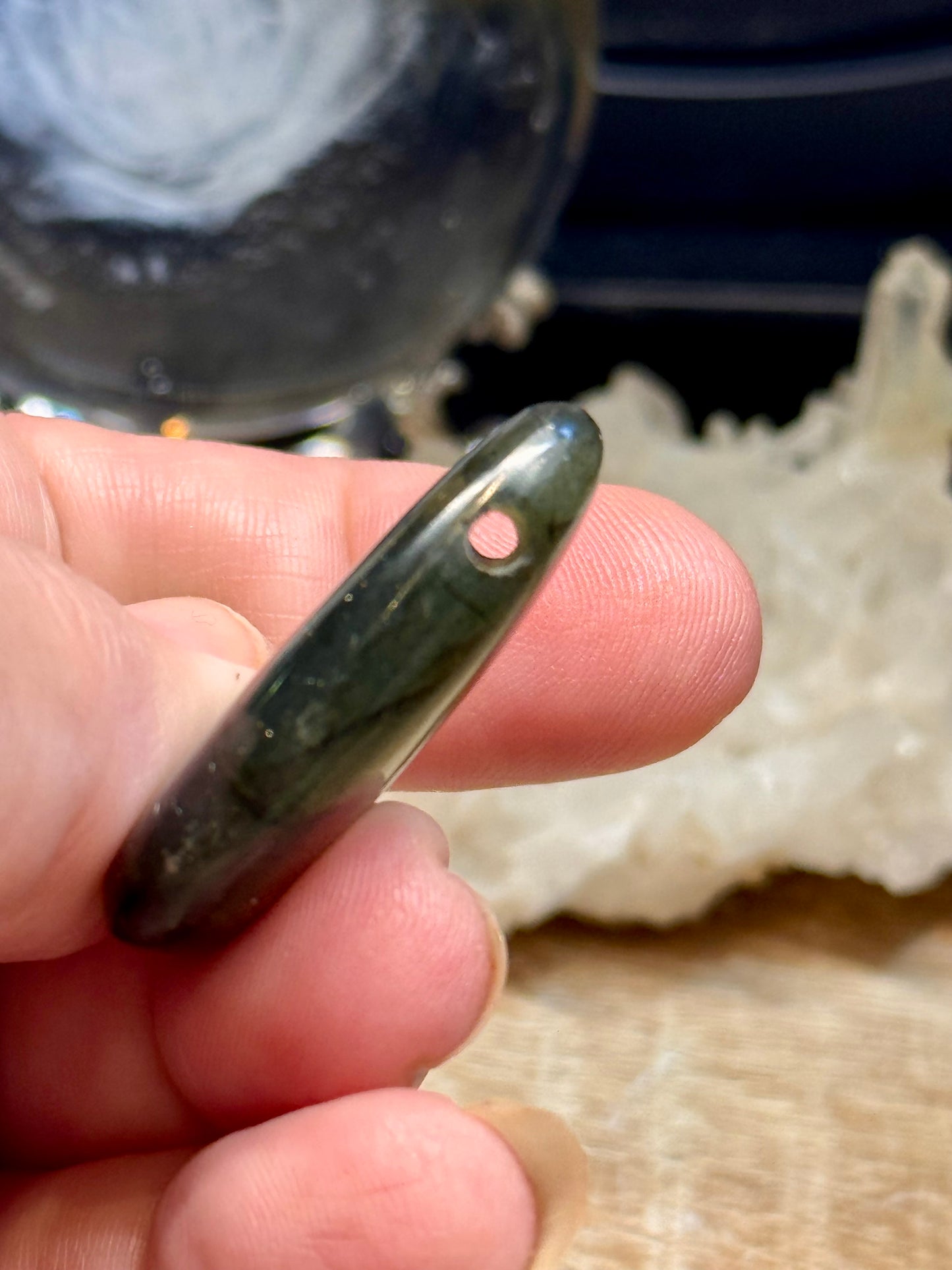 Pierre percée de labradorite