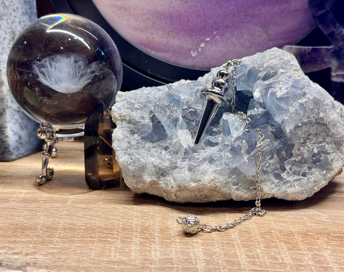 Pendule en métal argenté "Divination Protection"