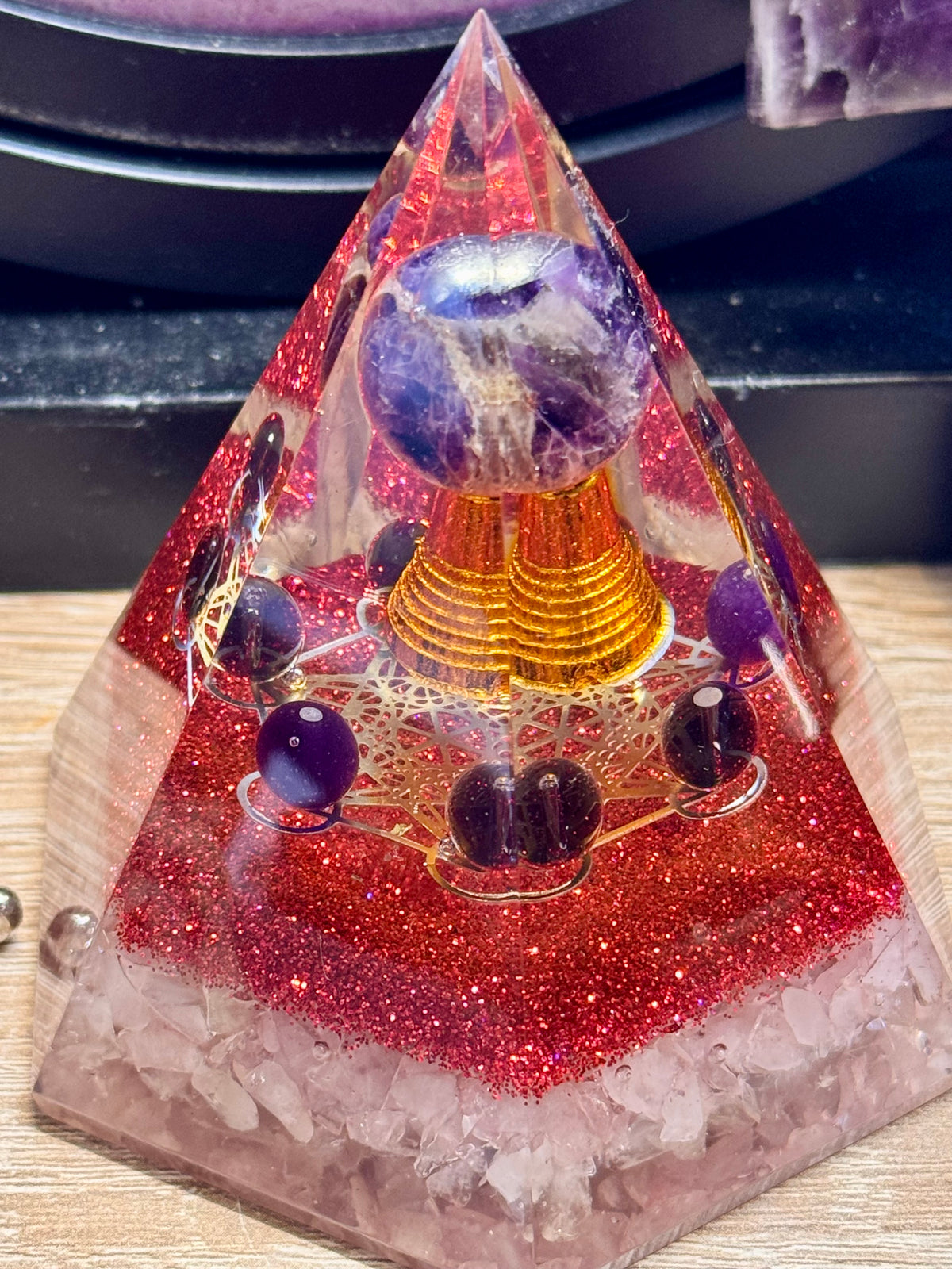 Orgonite pyramidale "Paix et Amour Inconditionnel"