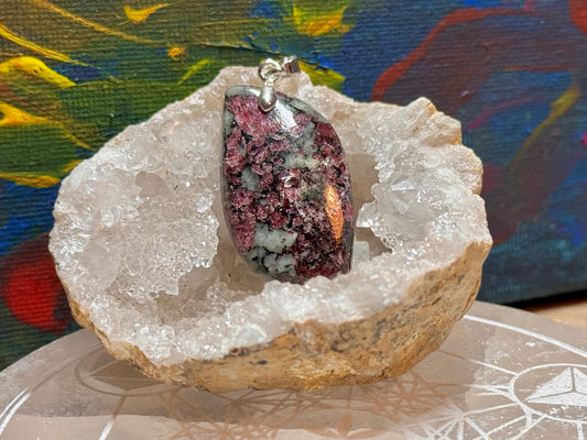 Pendentif d’eudialyte