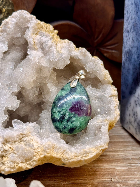 Pendentif de rubis zoïsite