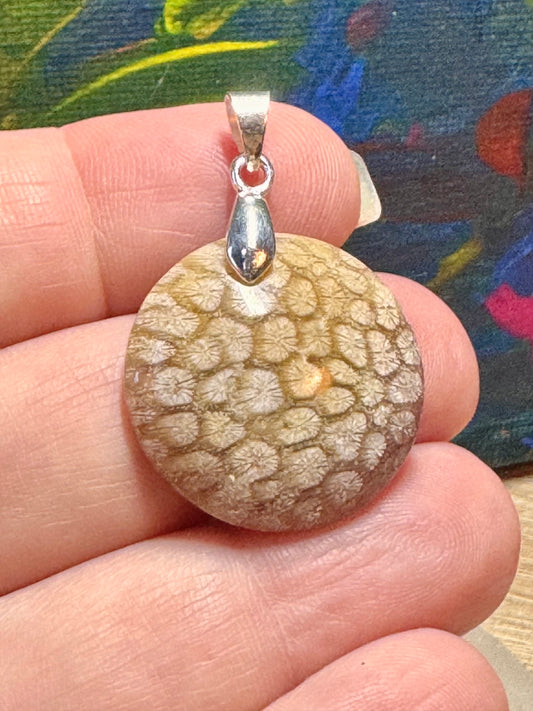 Pendentif de corail fossilisé