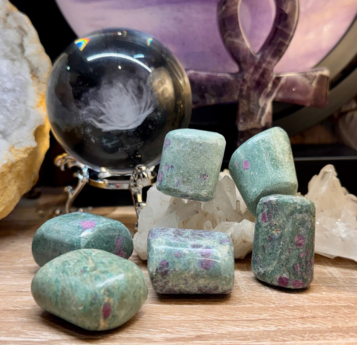 Pierres roulées de Rubis sur Fushite