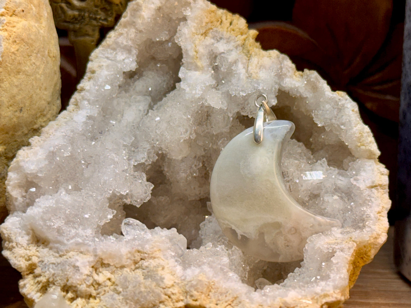 Pendentif croissant de lune en agate fleurs de cerisier