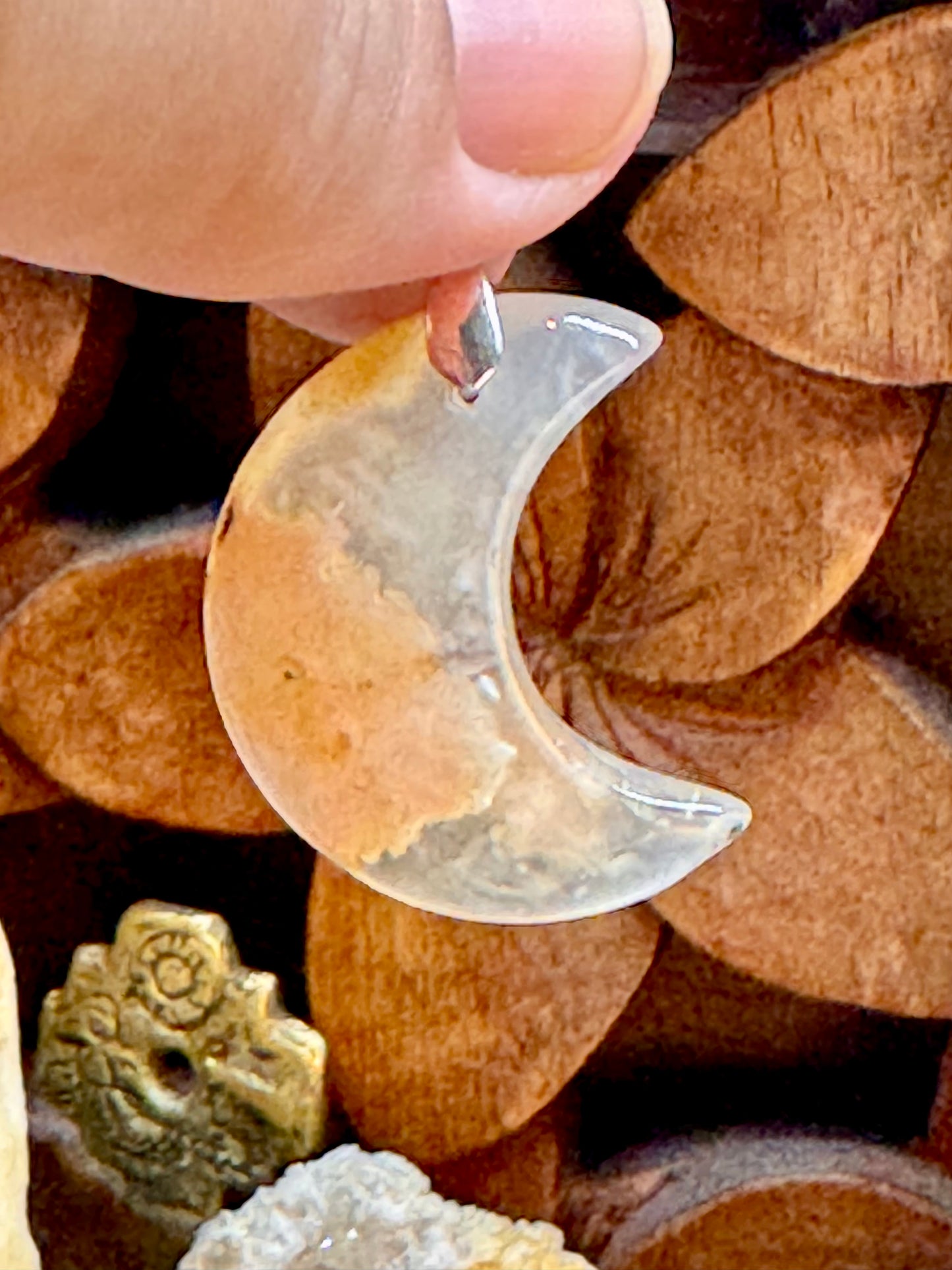 Pendentif croissant de lune en agate fleurs de cerisier