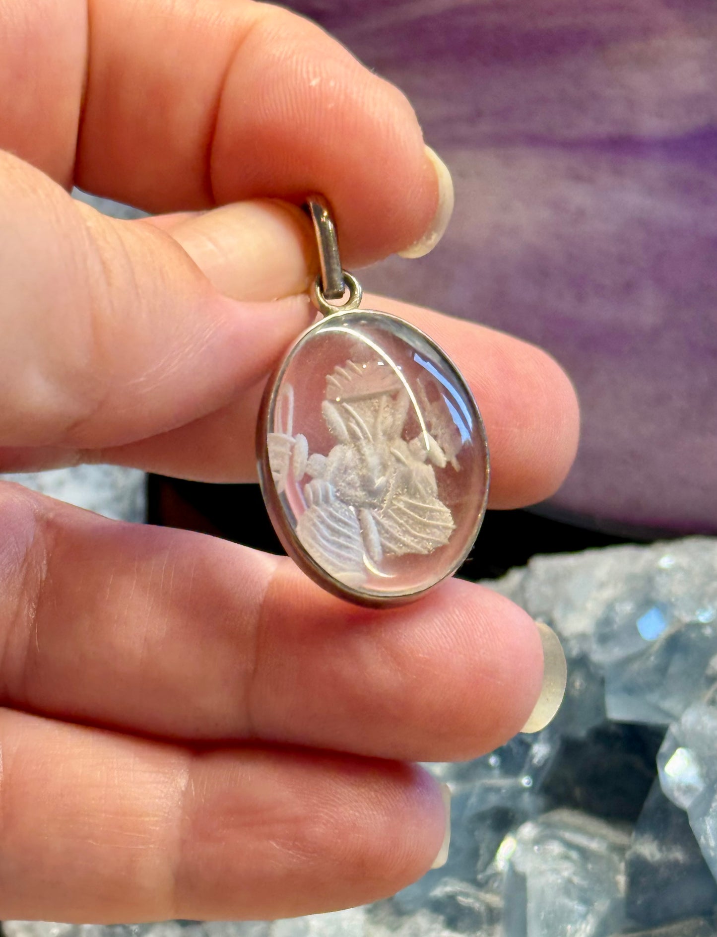 Pendentif cristal de roche cerclé gravé Ganesh