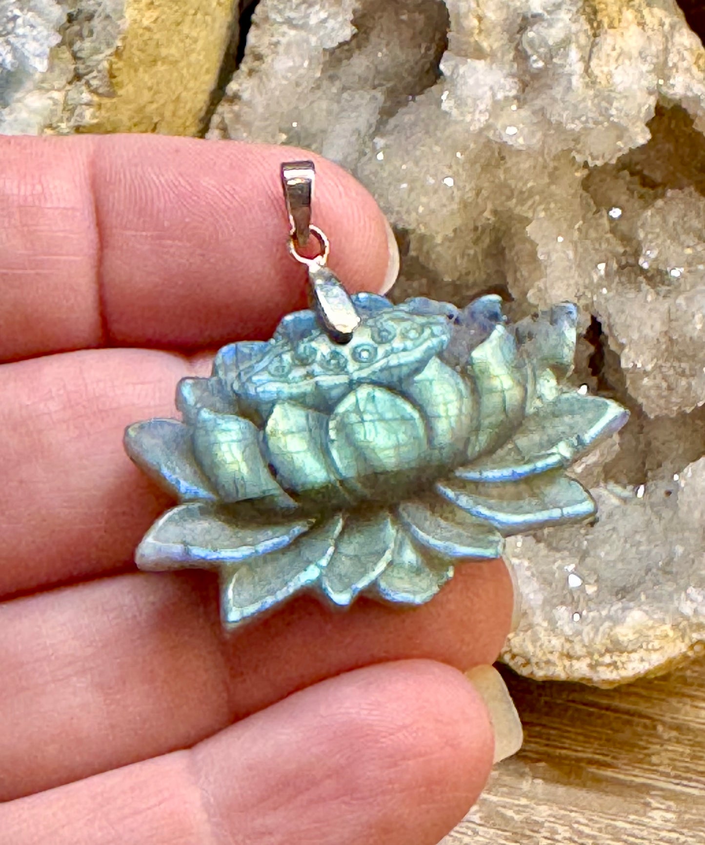 Pendentif lotus en labradorite