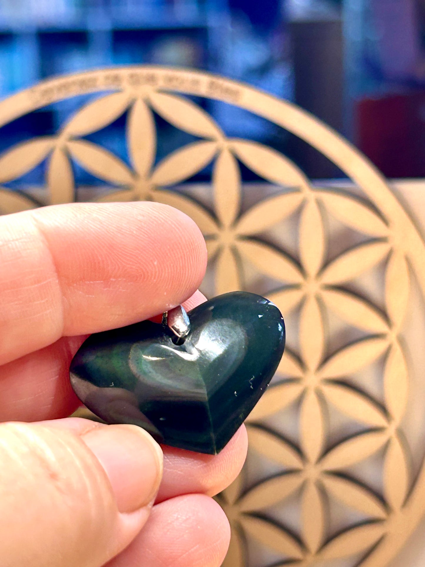 Pendentif d’obsidienne d’œil céleste en forme de cœur