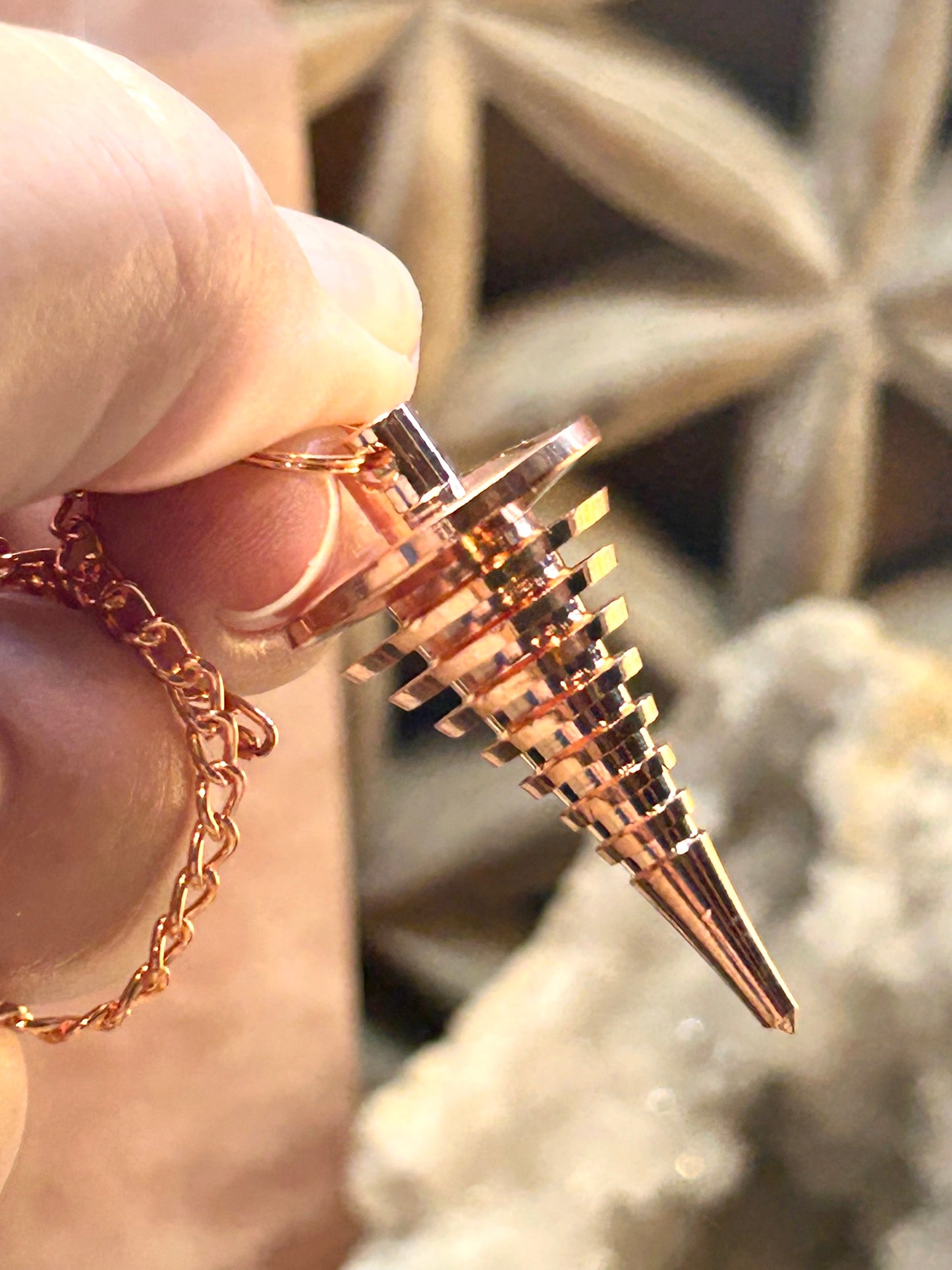 Pendule Isis conique en cuivre