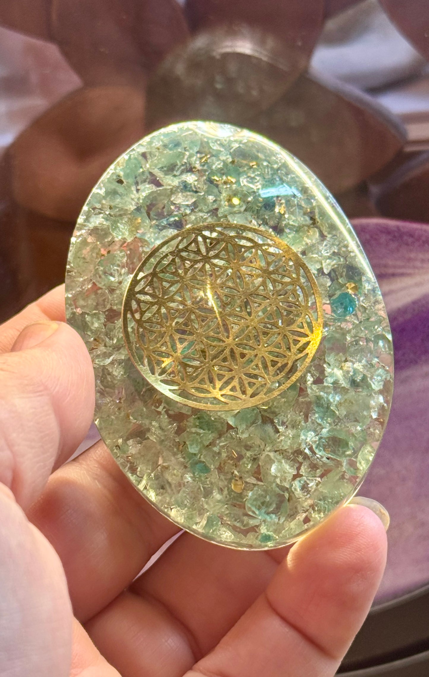 Galet d’Orgonite avec Aigue Marine