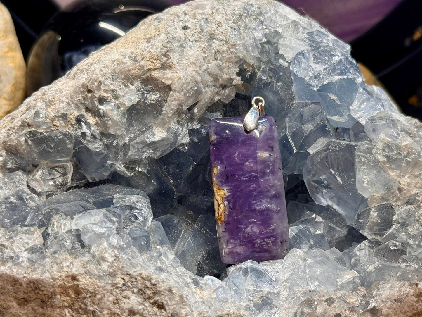 Pendentif d’opale violette