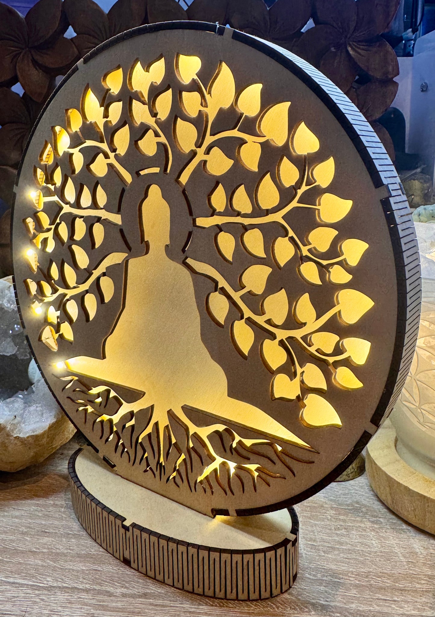 Silhouette de bouddha au pied d’un arbre