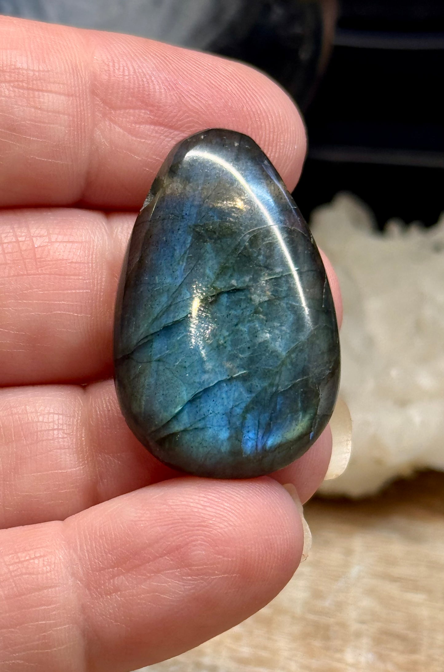 Pierre percée de labradorite