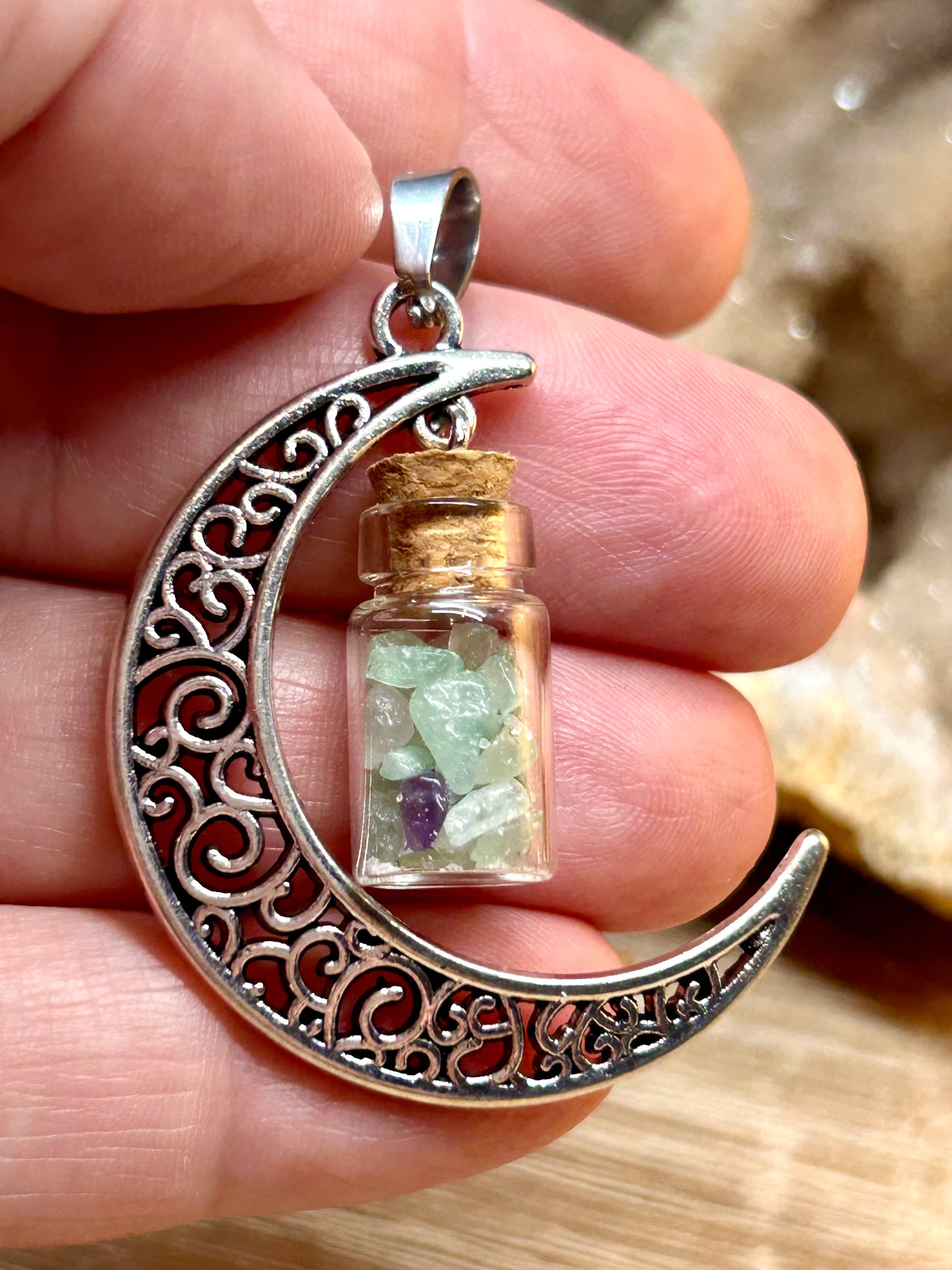 Pendentif en métal argenté et sodalite