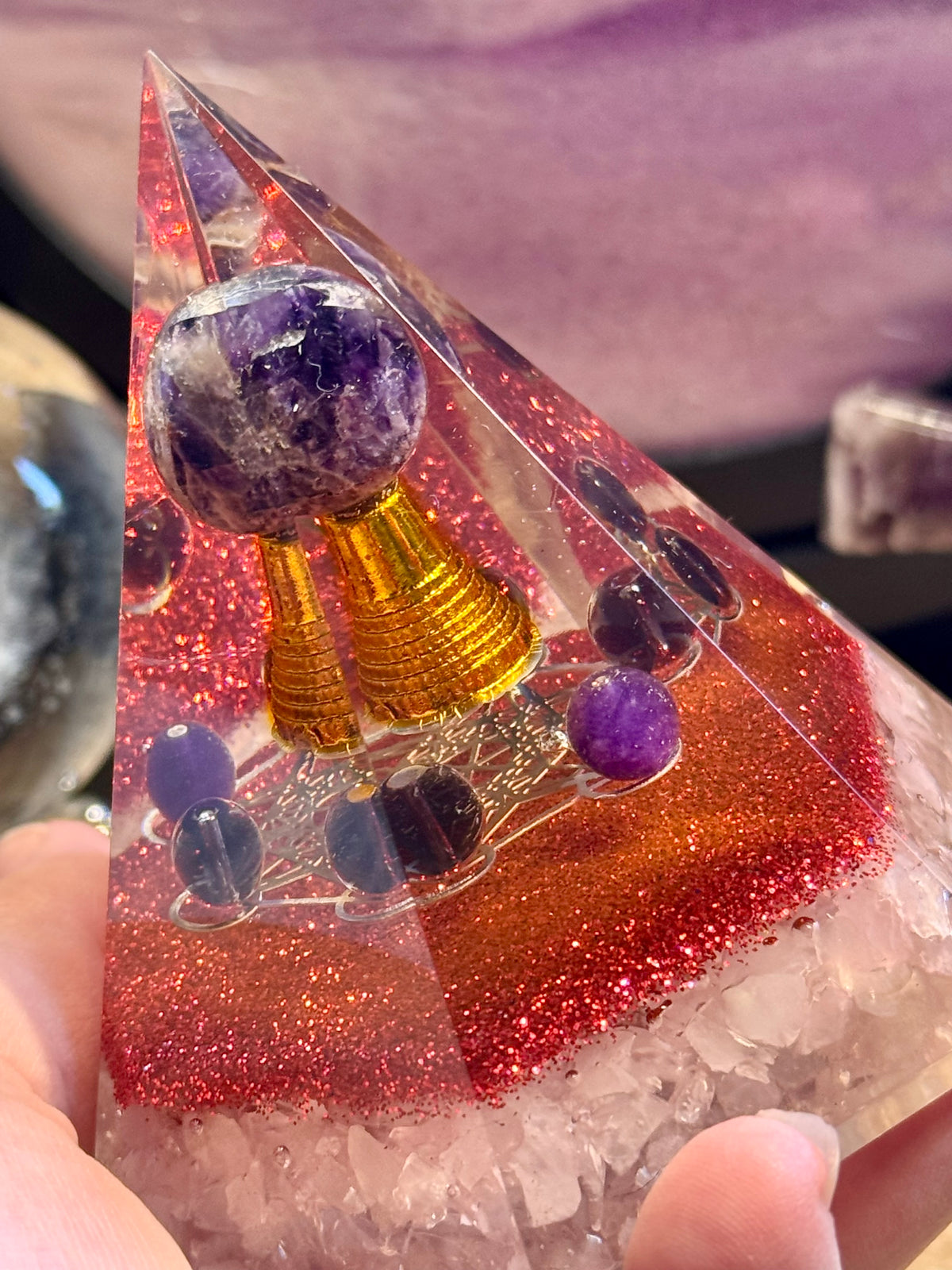 Orgonite pyramidale "Paix et Amour Inconditionnel"