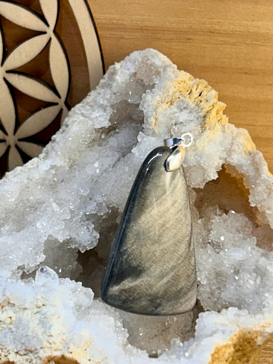 Pendentif d’obsidienne argentée