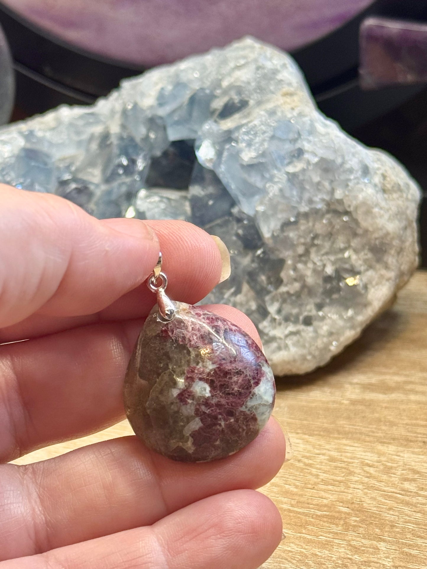 Pendentif d'eudialyte