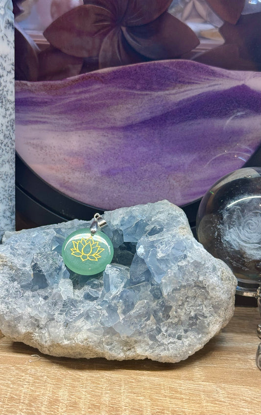 Pendentif rond en Aventurine verte et lotus