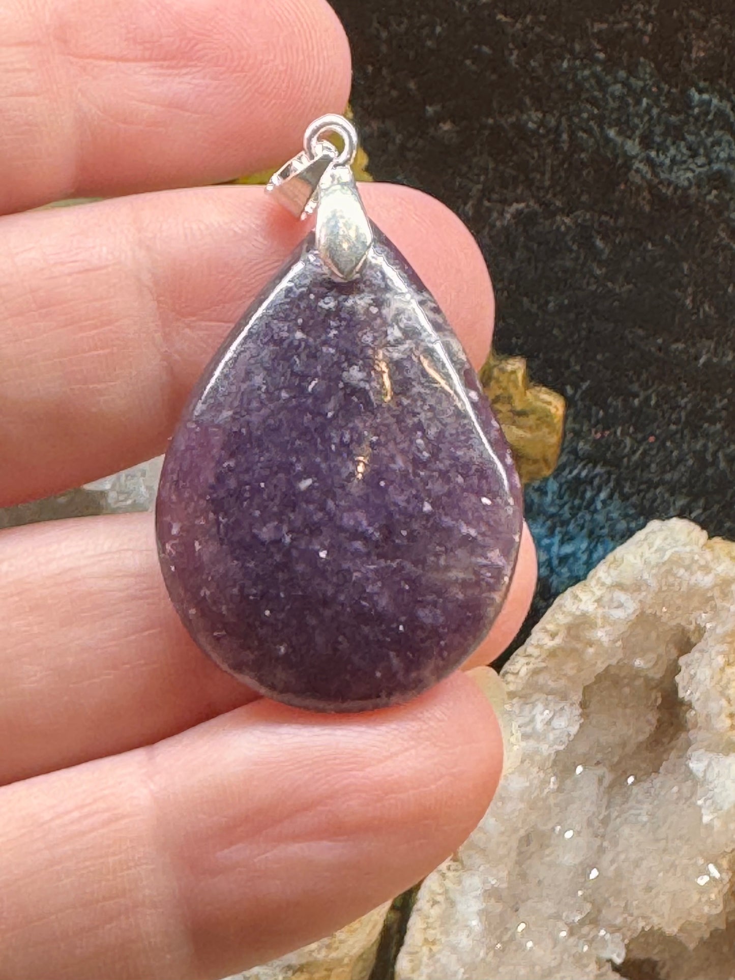 Pendentif goutte de lépidolite