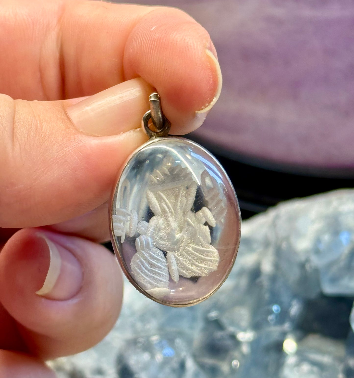 Pendentif cristal de roche cerclé gravé Ganesh